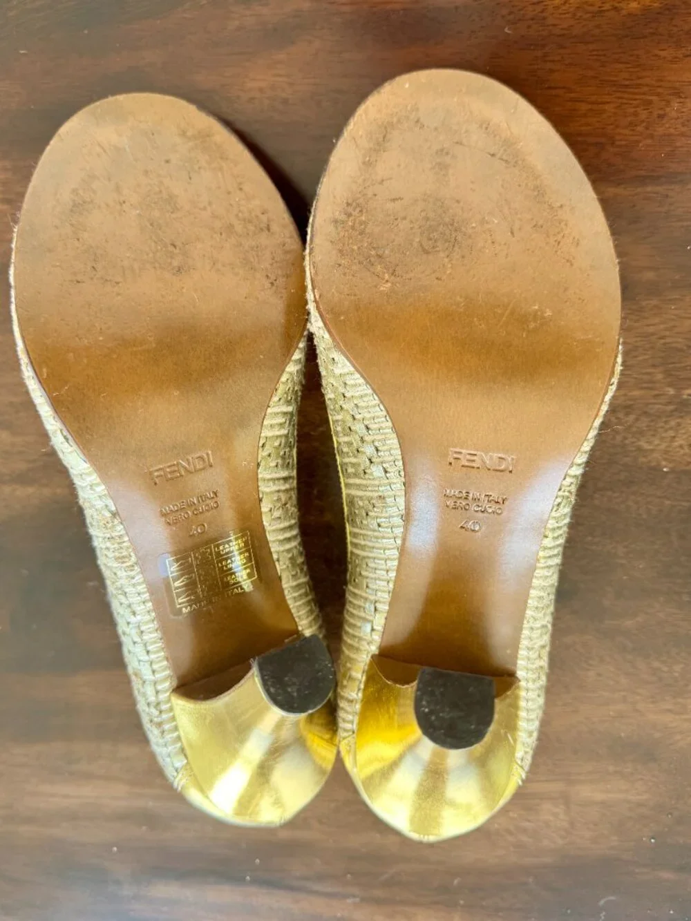 FENDI Spuntata Intreccio Oro / Gold Woven Leather Peep Toe Pump